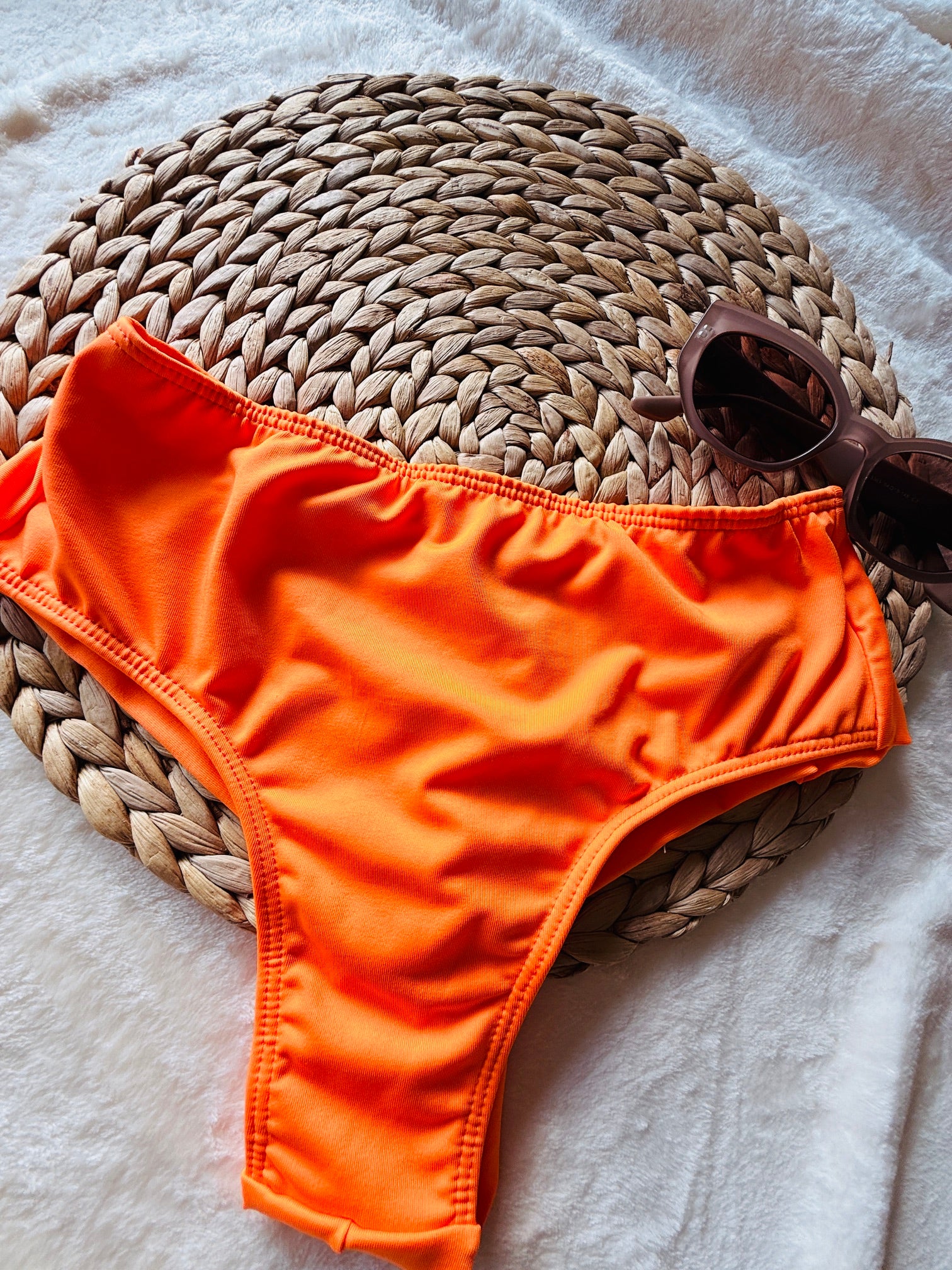 Achteraanzicht van het Alani Triangle Braziliaanse bikinibroekje in feloranje van Shonnie Collection met een flatterende Braziliaanse pasvorm en premium afwerking.