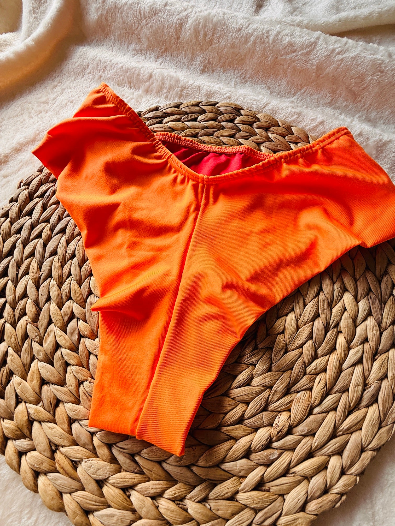 Vooraanzicht van het Alani Triangle Braziliaanse bikinibroekje in feloranje van Shonnie Collection met een flatterende pasvorm en premium afwerking.