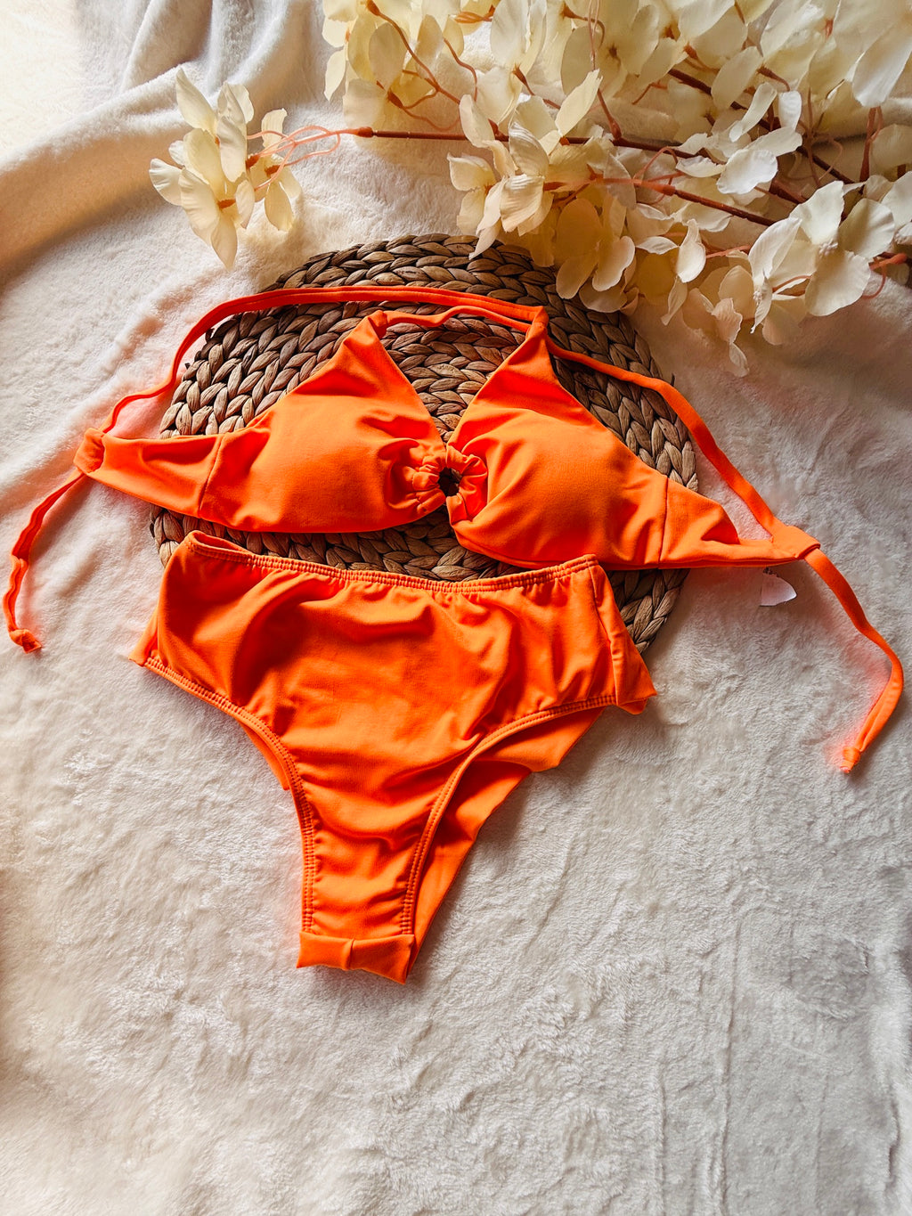 Vooraanzicht van de Alani Triangle Braziliaanse bikini in feloranje van Shonnie Collection met een flatterende pasvorm, premium bikinitop en Braziliaans bikinibroekje.