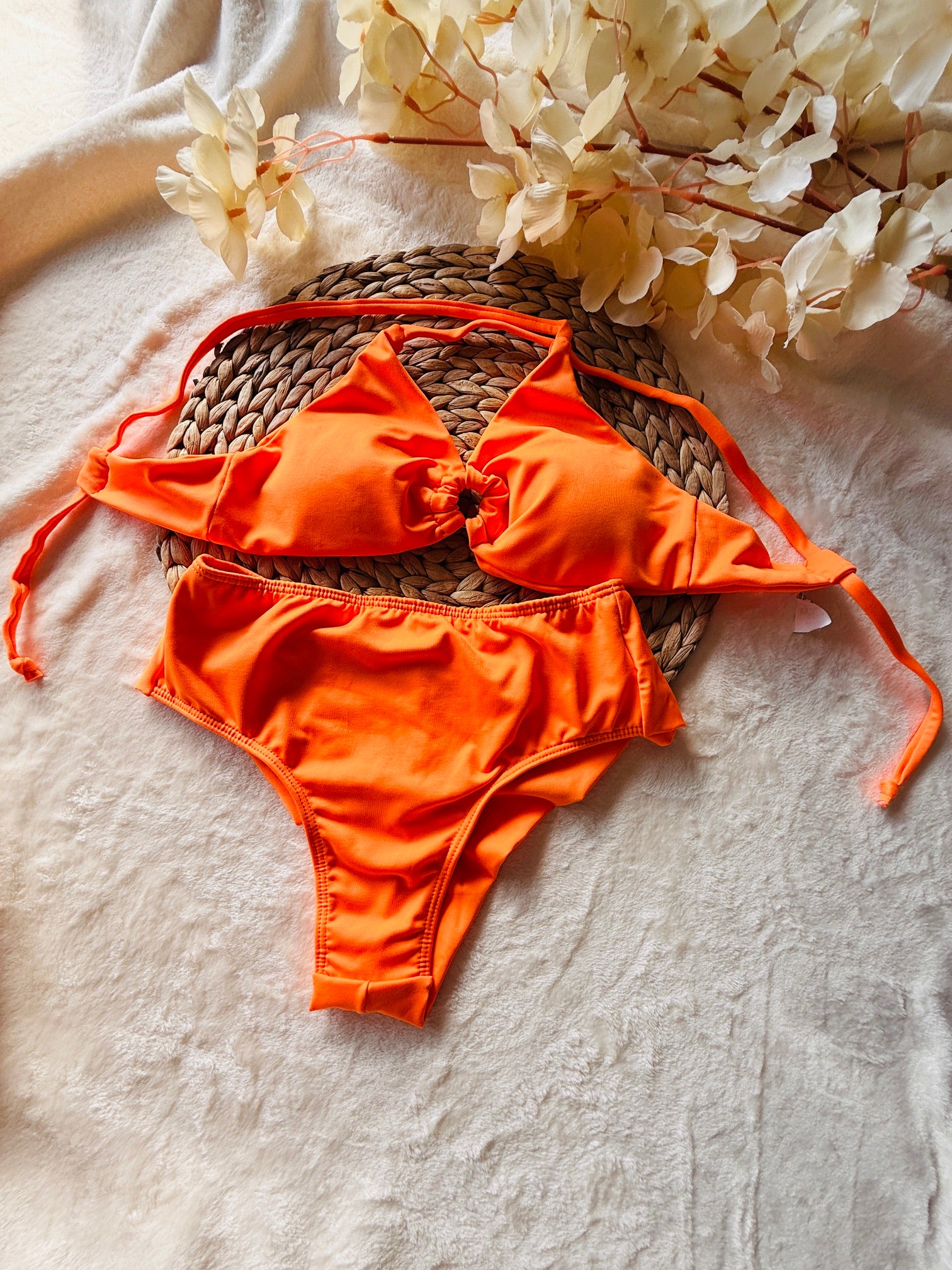 Vooraanzicht van de Alani Triangle Braziliaanse bikini in feloranje van Shonnie Collection met een flatterende pasvorm, premium bikinitop en Braziliaans bikinibroekje.