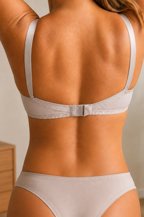 Achteraanzicht van een model dat de Aveline Comfort bh in rose blush van Shonnie Collection draagt, met verstelbare schouderbandjes, een comfortabele achtersluiting en optimale ondersteuning voor dagelijks comfort.