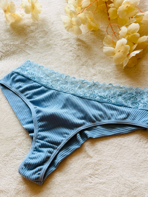 Vooraanzicht van de Celeste geribde kanten damesslip in lichtblauw van Shonnie Collection met luxe bloemenkant, een comfortabele pasvorm en verfijnde afwerking.