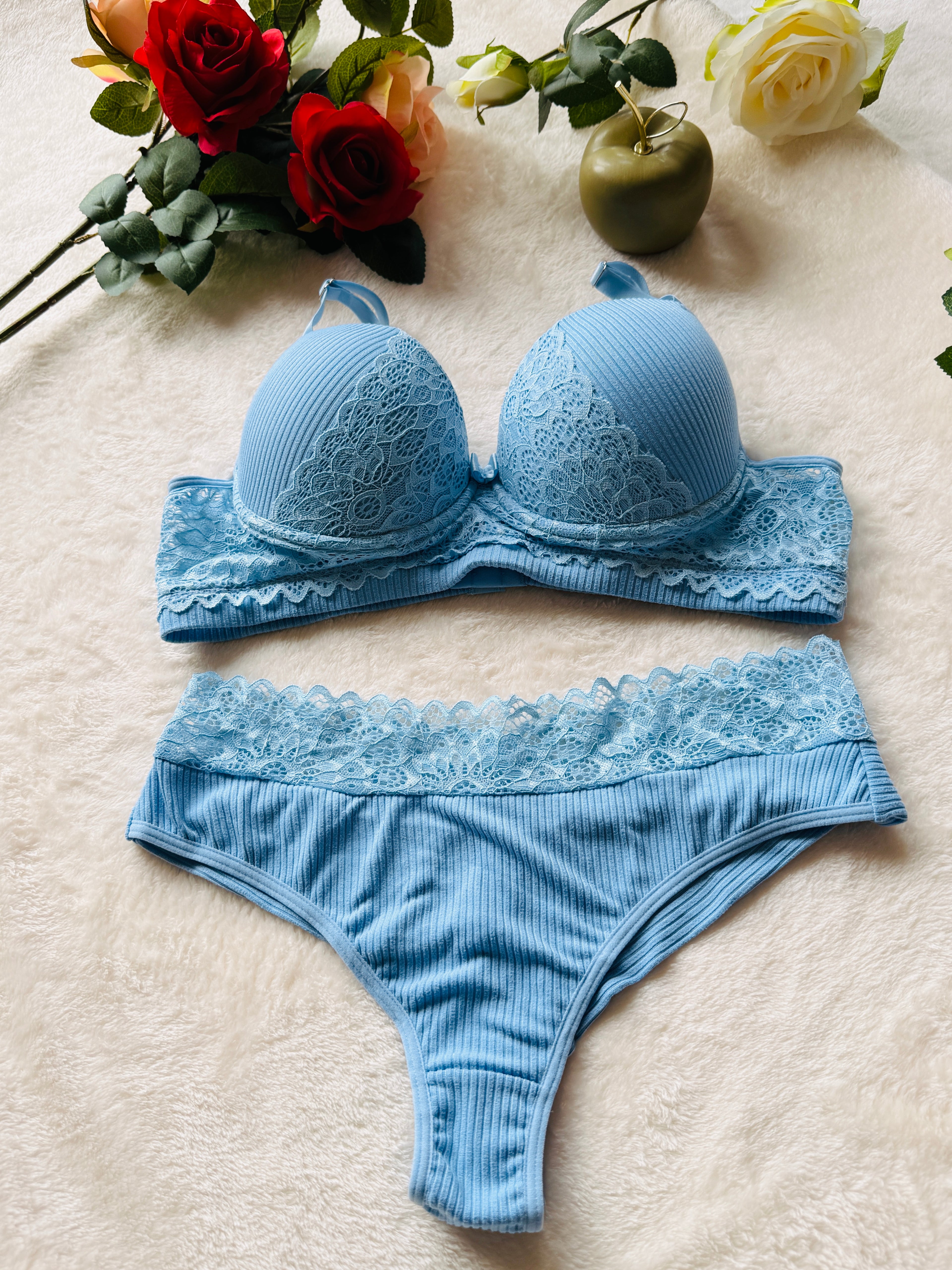 Vooraanzicht van de Celeste geribde kanten lingerieset in lichtblauw van Shonnie Collection met een comfortabele kanten bh, bijpassende damesslip en luxe afwerking.