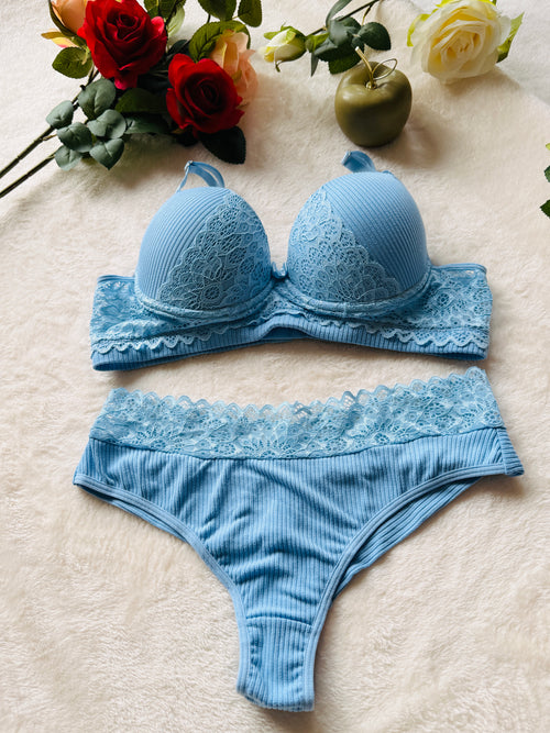 Vooraanzicht van de Celeste geribde kanten lingerieset in lichtblauw van Shonnie Collection met een comfortabele kanten bh, bijpassende damesslip en luxe afwerking.