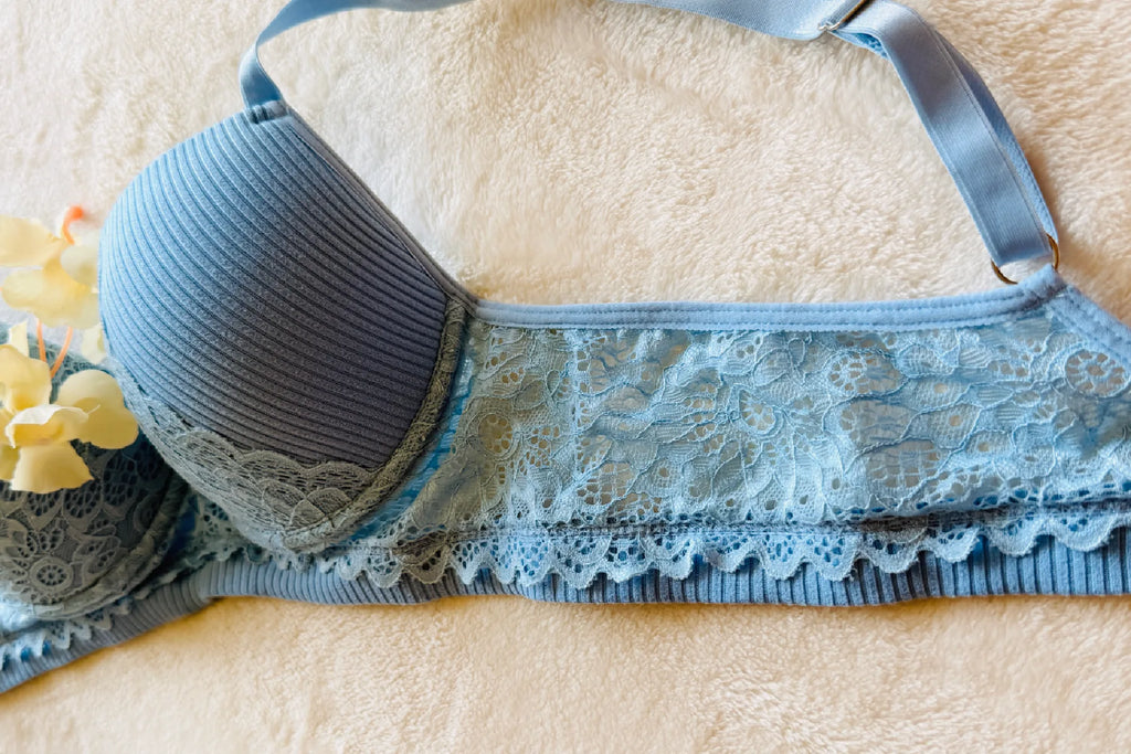 Celeste Ribbed Lace Set – detail van blauwe voorgevormde kanten bh met beugel en geribde cup