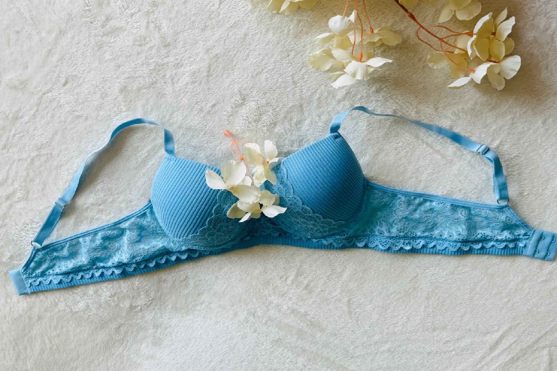 Celeste Ribbed Lace Set – blauwe voorgevormde kanten bh met beugel en geribde cups, flat lay