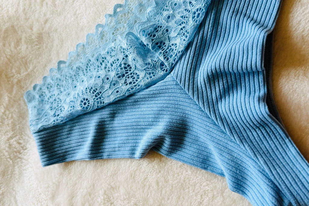Celeste Ribbed Lace Set – detail van blauwe slip met geribde stof en brede kanten afwerking