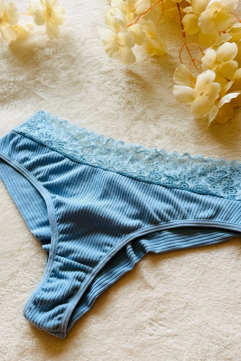 Celeste Ribbed Lace Set – blauwe kanten slip met geribde stof en kanten tailleband, flat lay