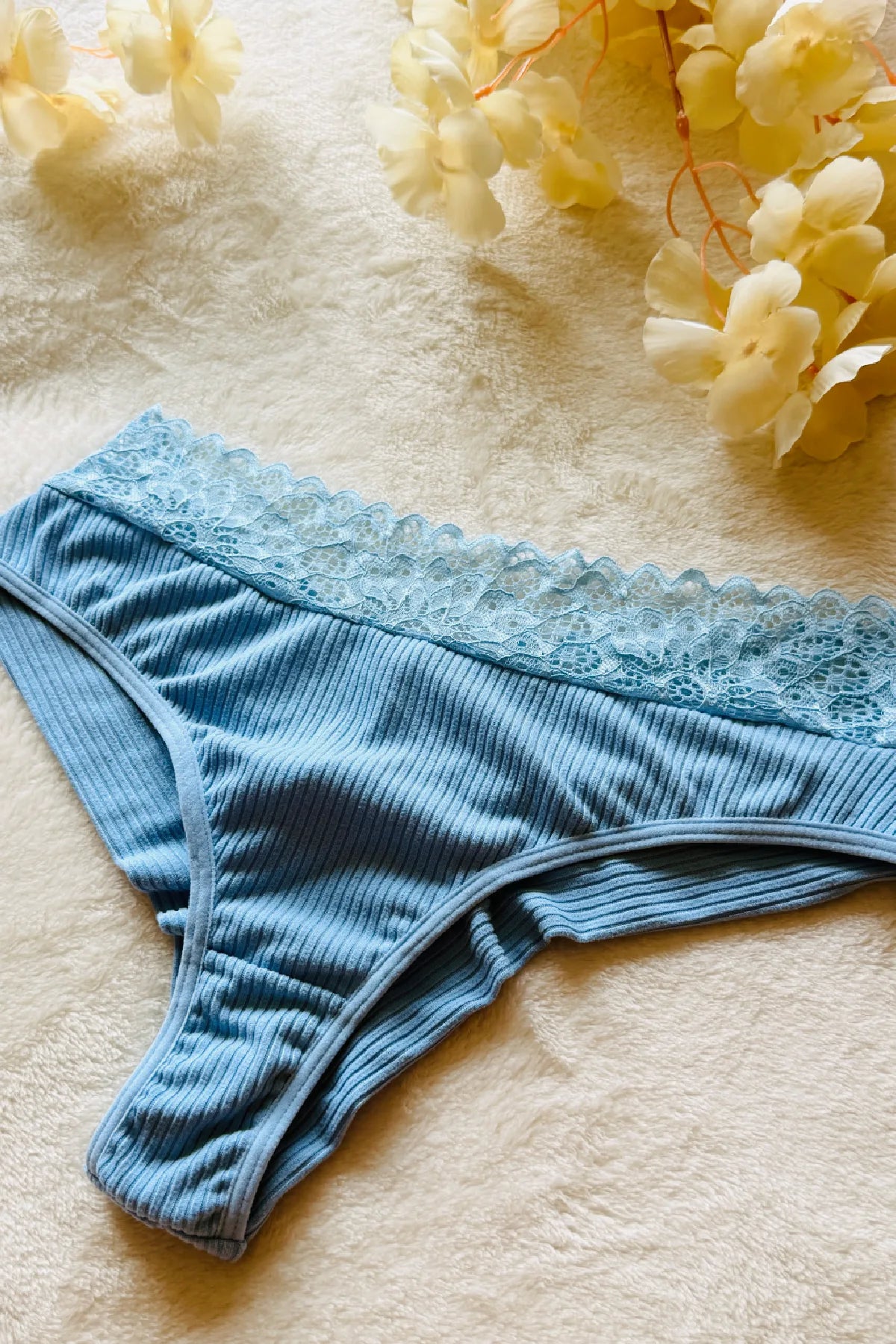 Celeste Ribbed Lace Set – blauwe kanten slip met geribde stof en kanten tailleband, flat lay