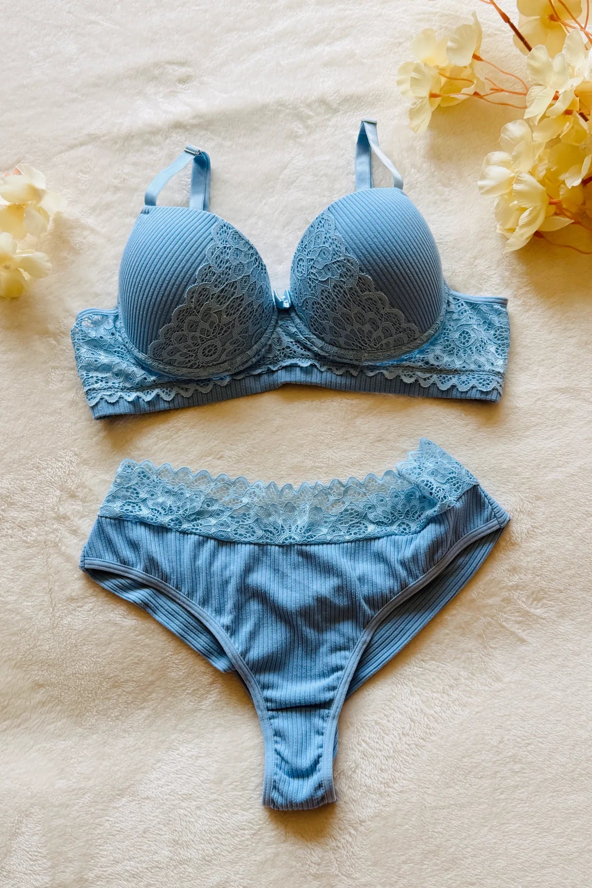 Celeste Ribbed Lace Set – blauwe kanten lingerieset met voorgevormde bh en bijpassende slip, flat lay