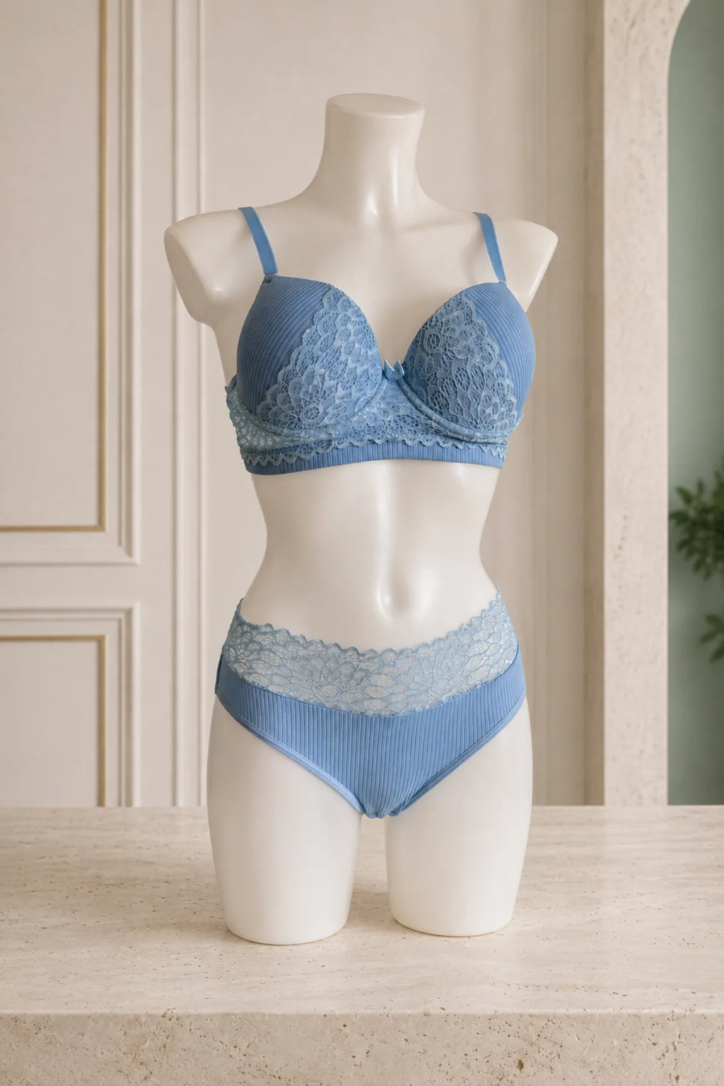 Celeste Ribbed Lace Set – blauwe kanten lingerieset met voorgevormde bh en bijpassende slip op mannequin