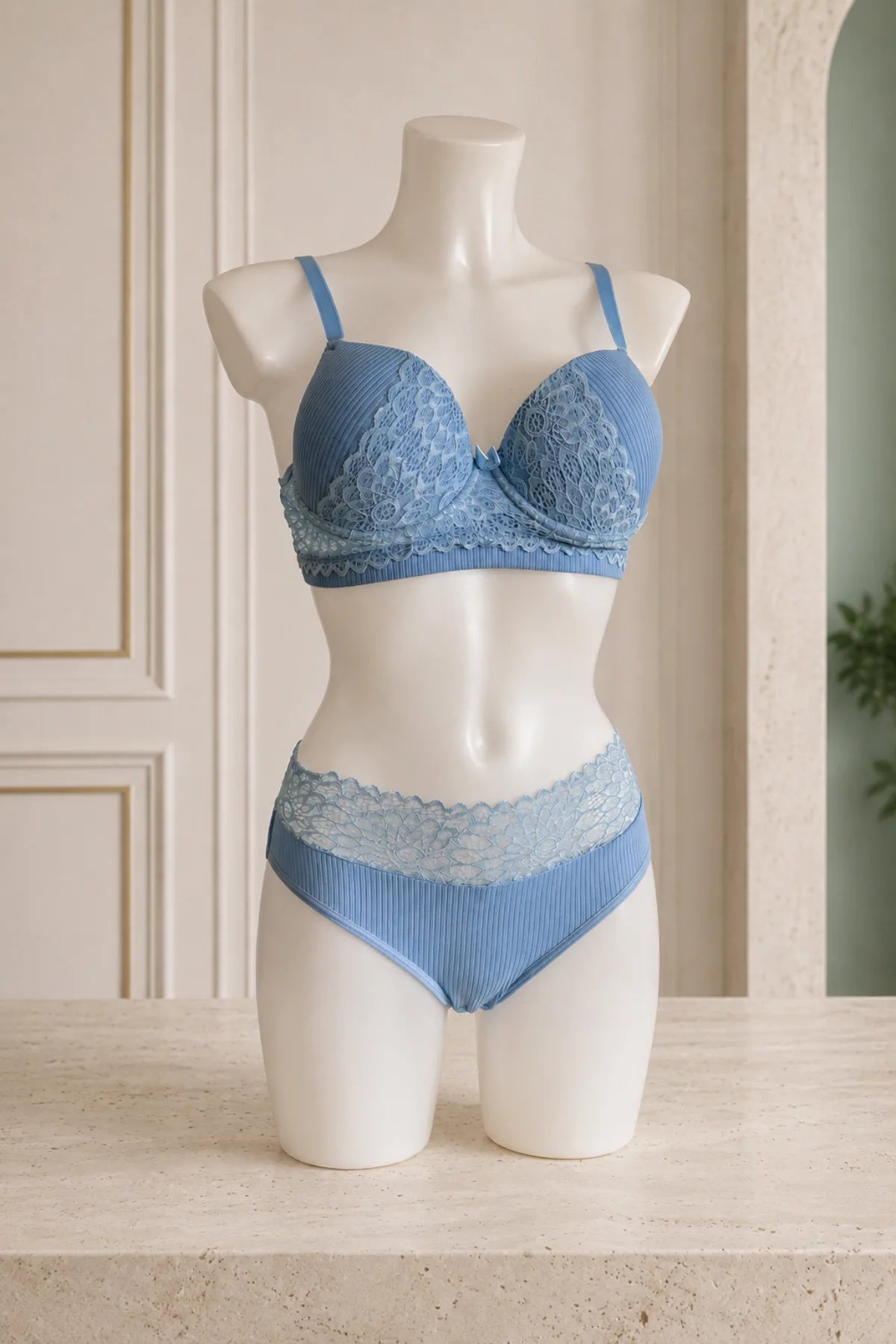 Celeste Ribbed Lace Set – blauwe kanten lingerieset met voorgevormde bh en bijpassende slip op mannequin