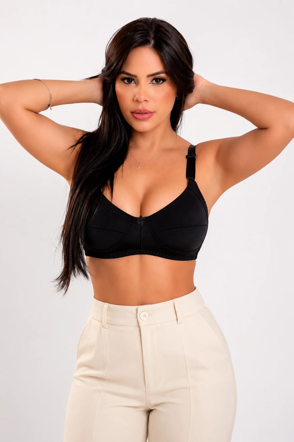 Daphne Comfort Support Bra – zwarte comfort bh voor dames zonder beugel met brede bandjes, gedragen door model