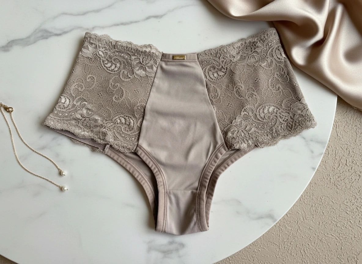Vooraanzicht van de Helena High-Waist Brief in classic beige van Shonnie Collection, met luxe bloemenkant, een flatterende hoge taille en een comfortabele pasvorm.