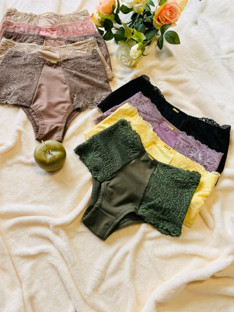 Vooraanzicht van de Helena high-waist damesslip van Shonnie Collection in verschillende kleuren, met luxe bloemenkant, een comfortabele hoge taille en premium afwerking.