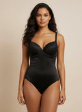 Model draagt de Isabella Sculpt Body Suit in zwart van Shonnie Collection, ontworpen voor een corrigerende pasvorm, comfortabele ondersteuning en een elegant silhouet.