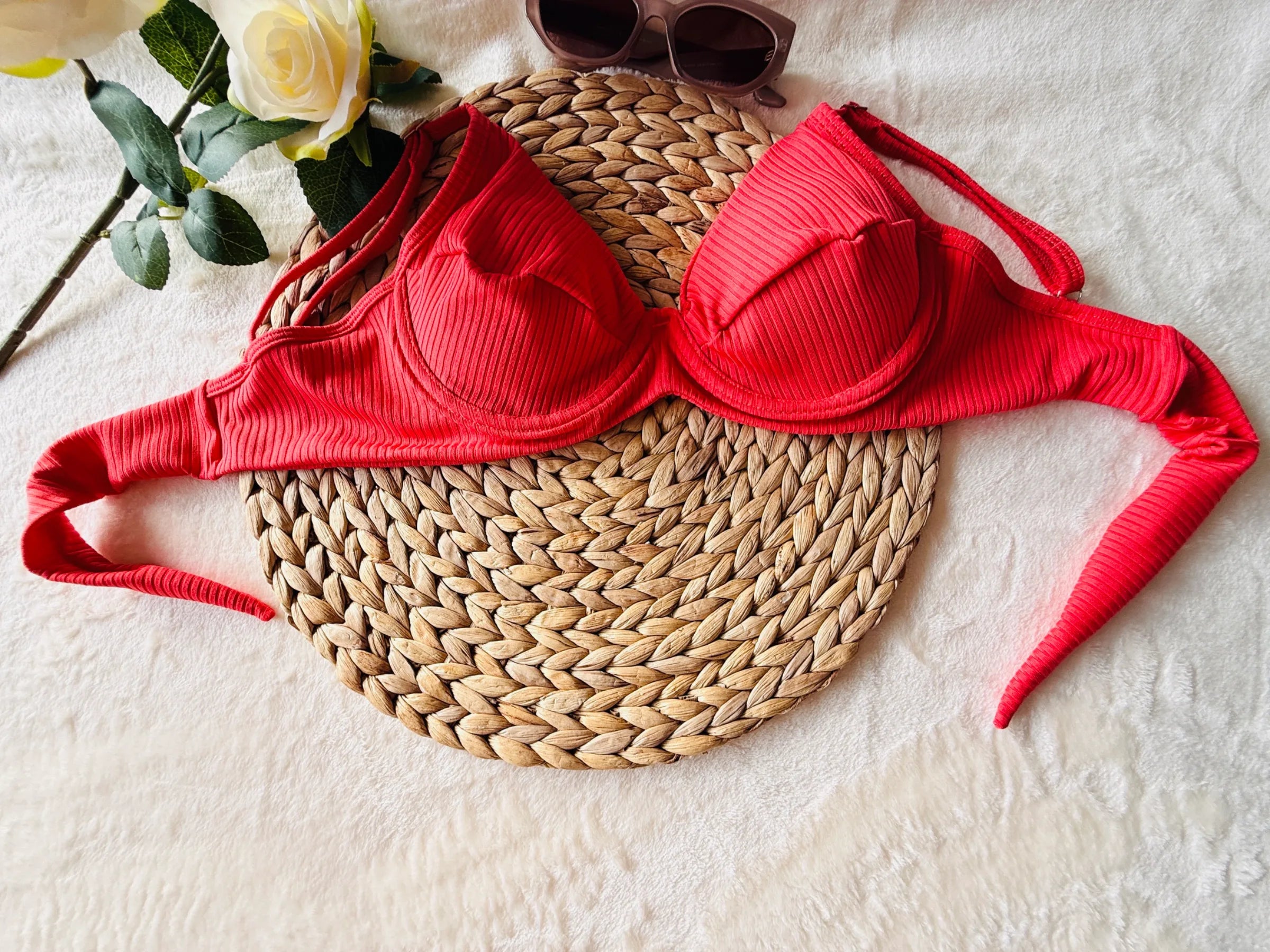Vooraanzicht van de Kailani Ribbed bikinitop in coral pink van Shonnie Collection, met een geribde balconette pasvorm en luxe premium flat-lay presentatie.
