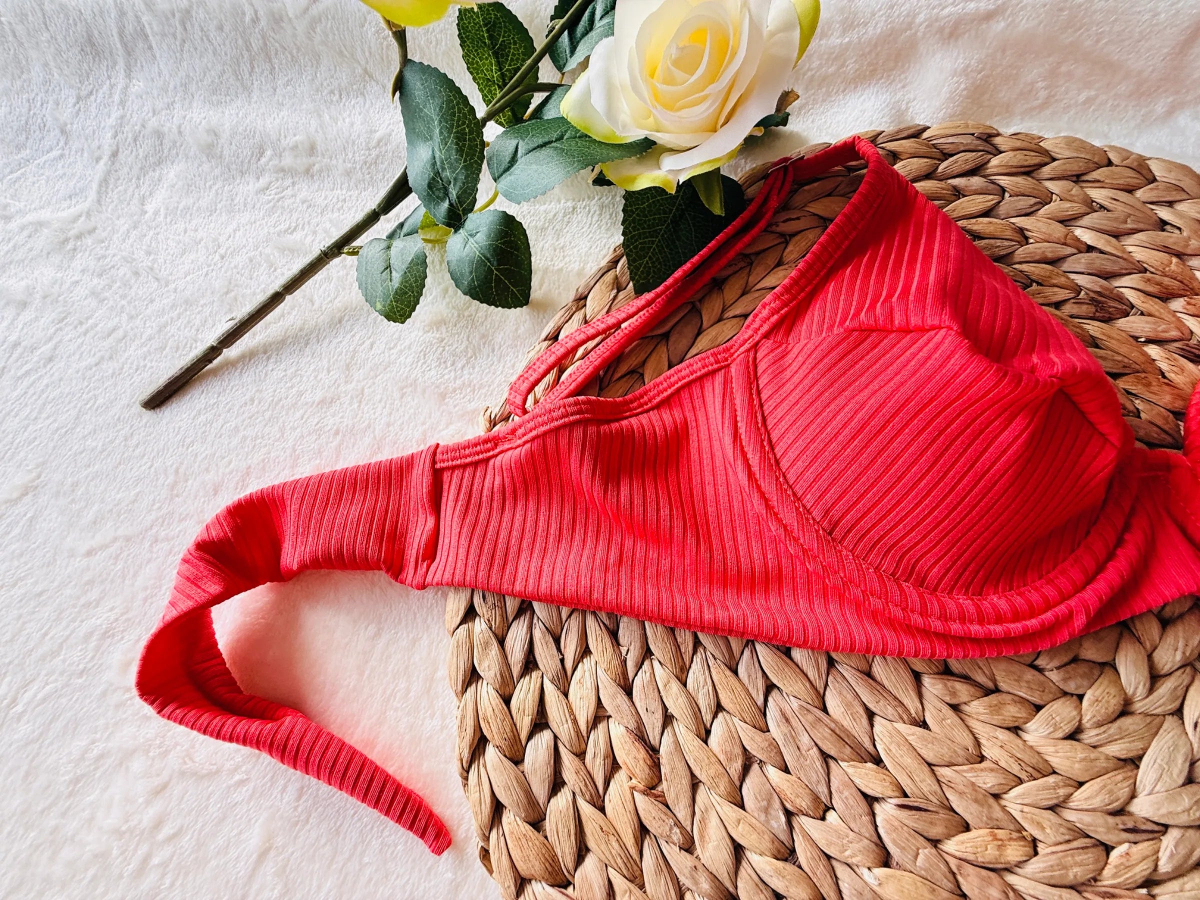 Detailfoto van de Kailani Ribbed bikinitop in coral pink van Shonnie Collection, met een geribde balconette pasvorm en premium flat-lay presentatie.