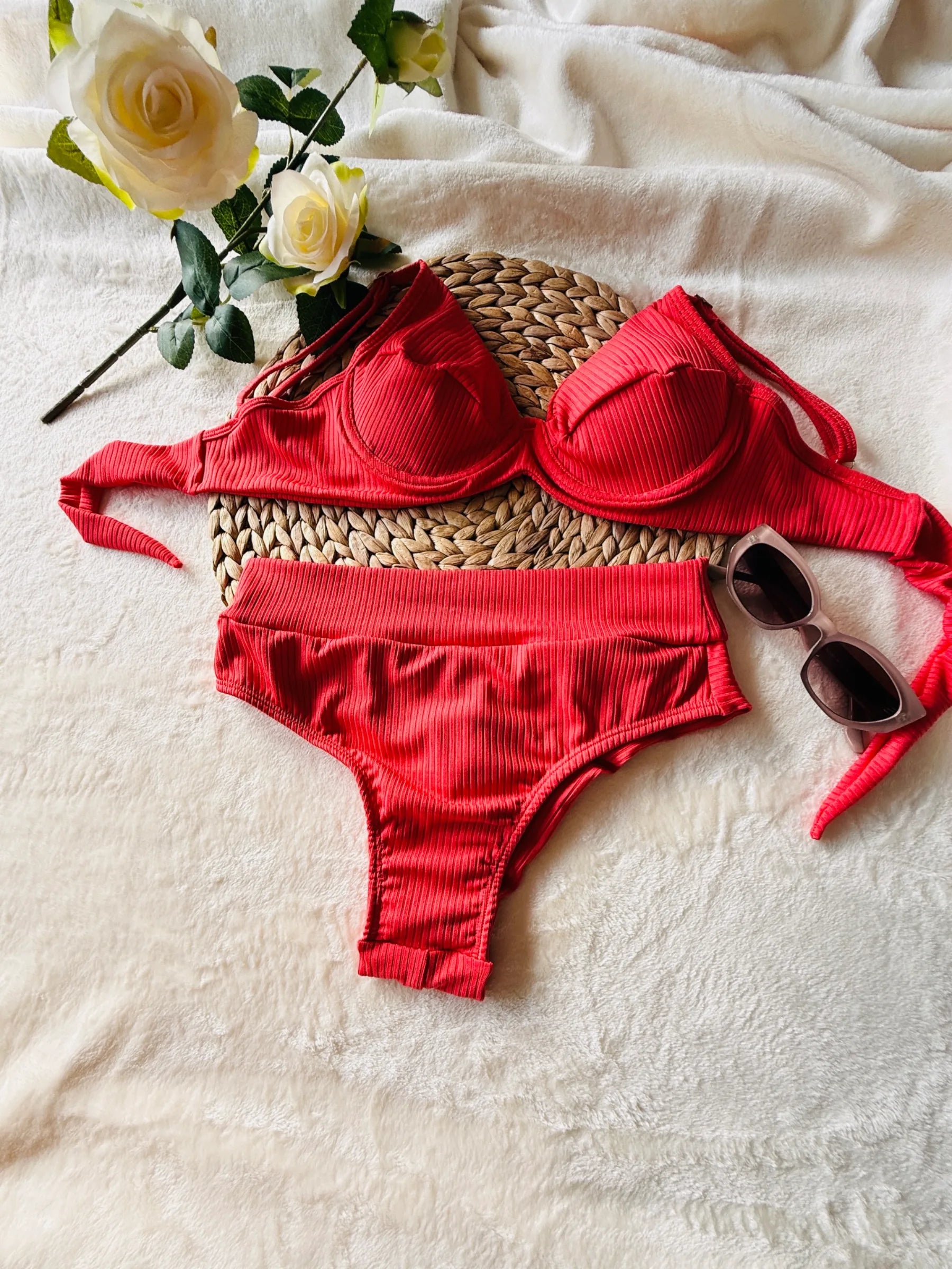 Vooraanzicht van de Kailani Ribbed Bikini in coral pink van Shonnie Collection, met een geribde balconette bikinitop, high-waist bikinibroekje en luxe flat-lay presentatie.