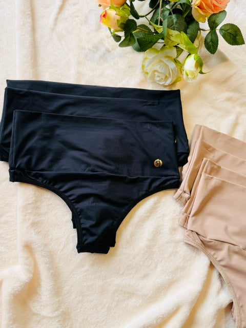 Vooraanzicht van de zwarte Luna Sculpt corrigerende damesslip van Shonnie Collection met een hoge taille, comfortabele pasvorm en een onzichtbare uitstraling onder aansluitende kleding.