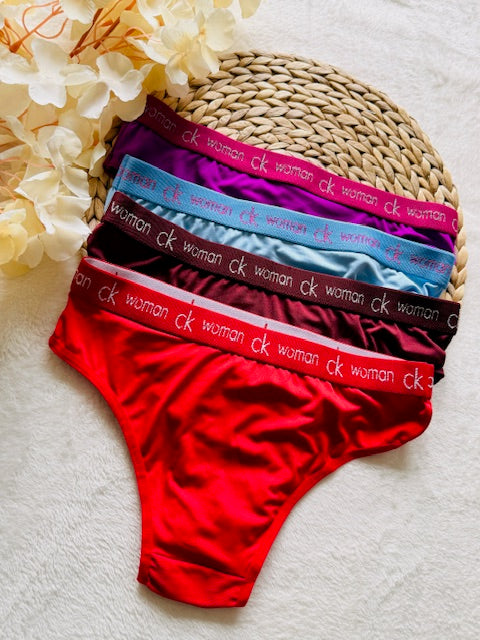 Achteraanzicht van de Maya microvezel damesslip in rood van Shonnie Collection met zachte microvezel, comfortabele pasvorm en premium afwerking.