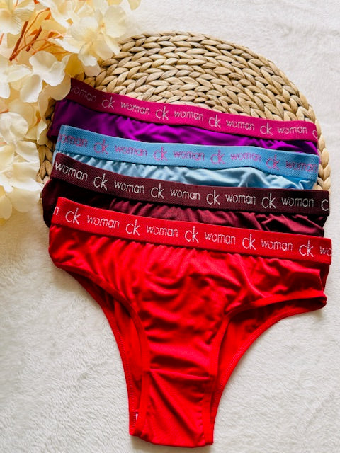 Vooraanzicht van de Maya microvezel damesslip in rood van Shonnie Collection met zachte microvezel, comfortabele pasvorm en premium afwerking.