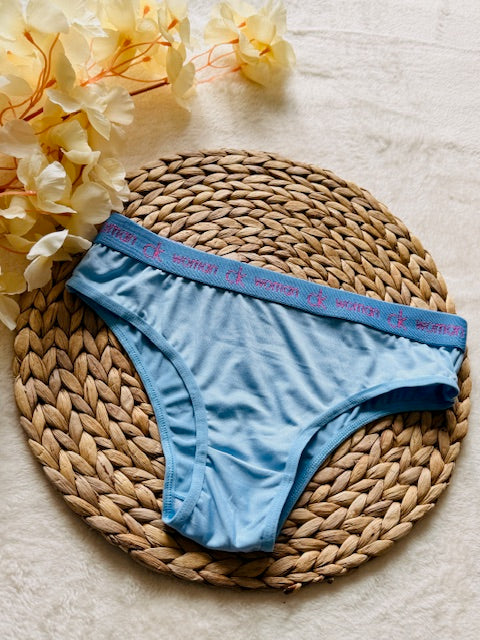 Vooraanzicht van de lichtblauwe Maya microvezel damesslip van Shonnie Collection met zachte microvezel, optimaal draagcomfort en premium afwerking.
