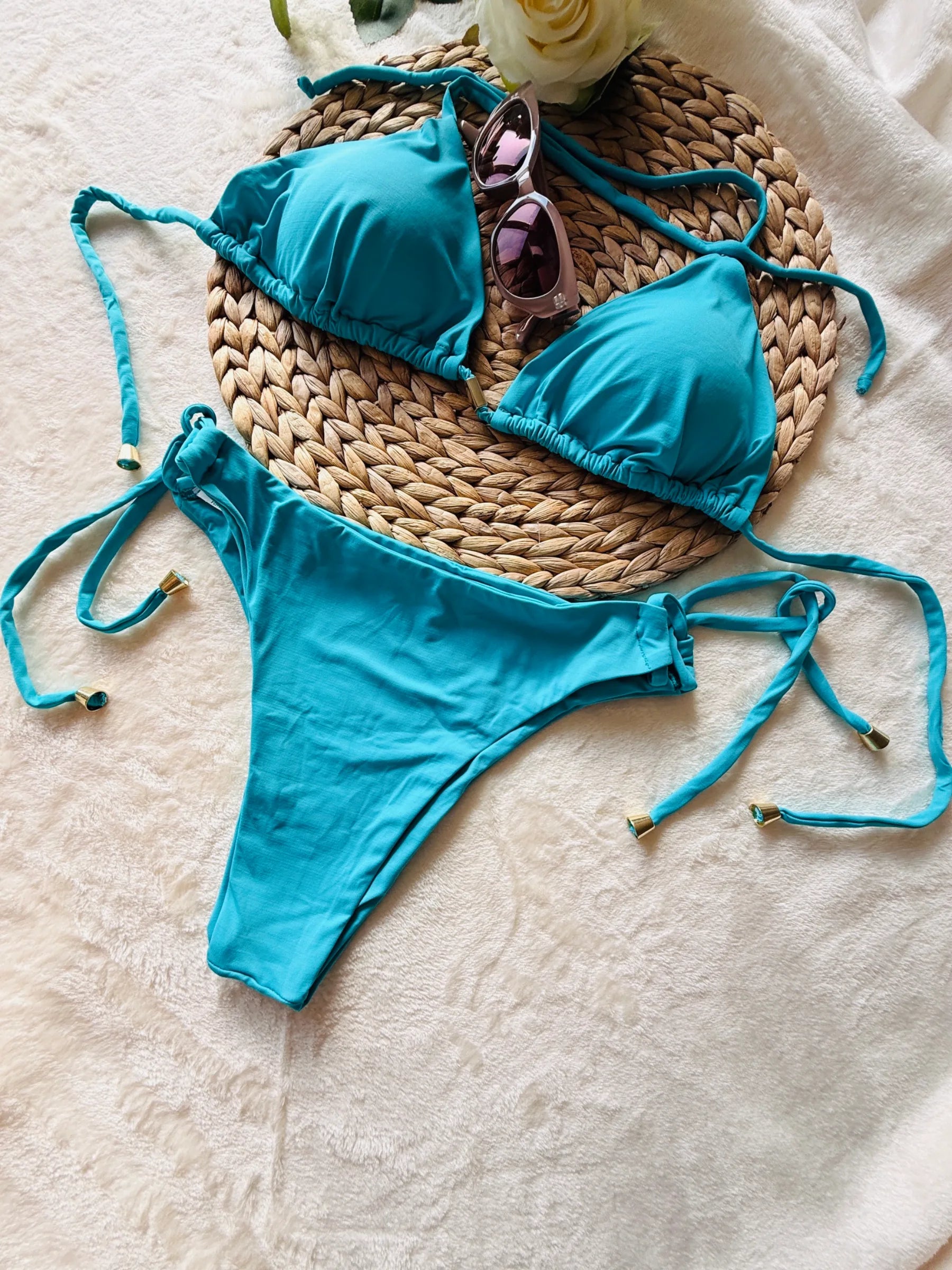 Vooraanzicht van de Nalani High Cut Bikini in bright turquoise van Shonnie Collection, met een driehoekige bikinitop, high-cut bikinibroekje met verstelbare striksluitingen en een luxe Braziliaanse uitstraling.