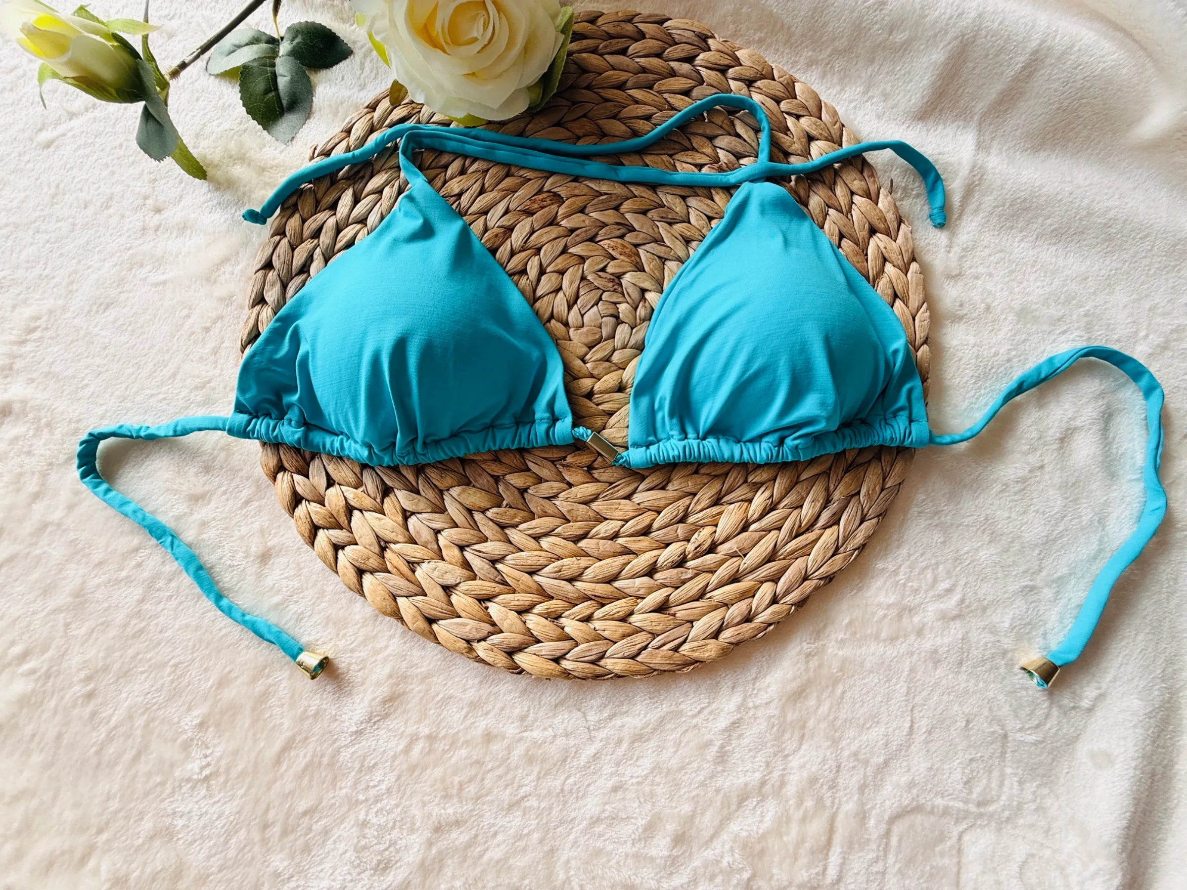 Premium Nalani High Cut bikinitop in bright turquoise van Shonnie Collection, ontworpen met verstelbare striksluitingen, een flatterende pasvorm en een tijdloze Braziliaanse strandstijl.