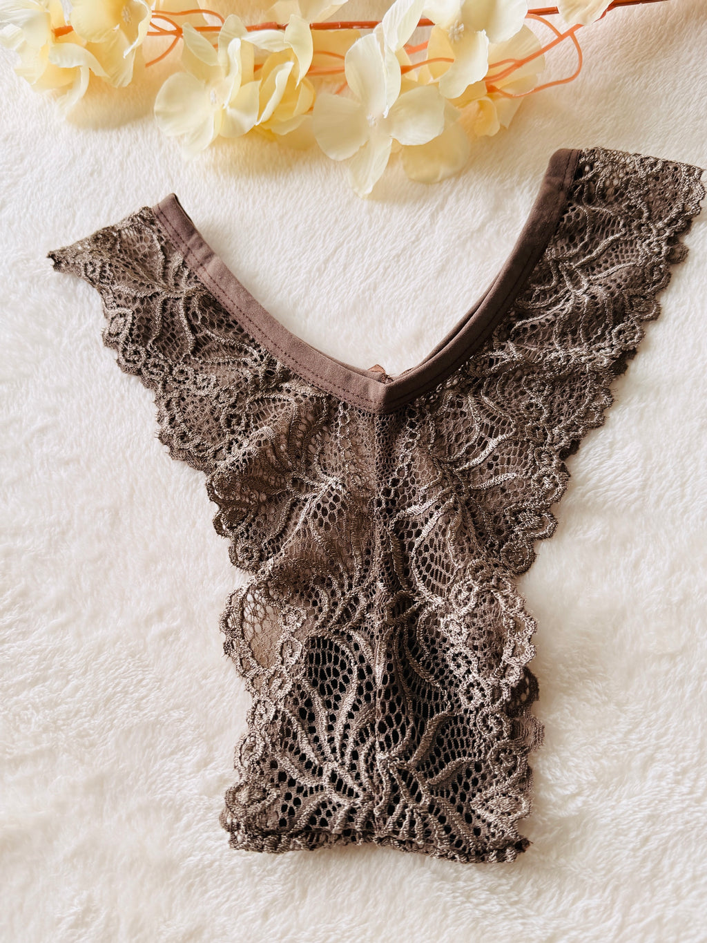 Achteraanzicht van de Olivia kanten damesslip in mokkabruin van Shonnie Collection met elegante bloemenkant, een comfortabele pasvorm en premium afwerking.