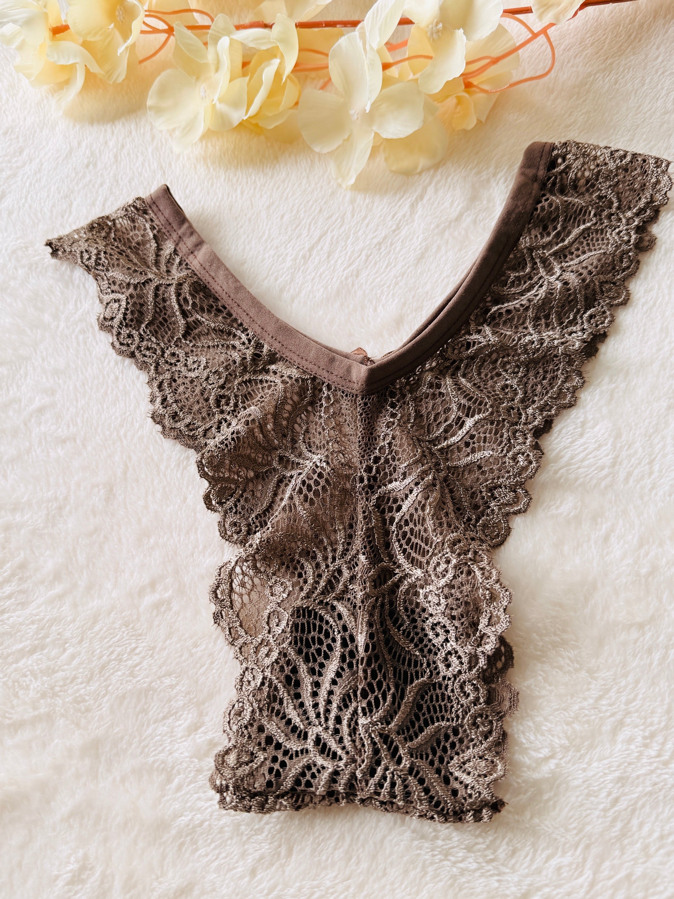Achteraanzicht van de Olivia kanten damesslip in mokkabruin van Shonnie Collection met elegante bloemenkant, een comfortabele pasvorm en premium afwerking.
