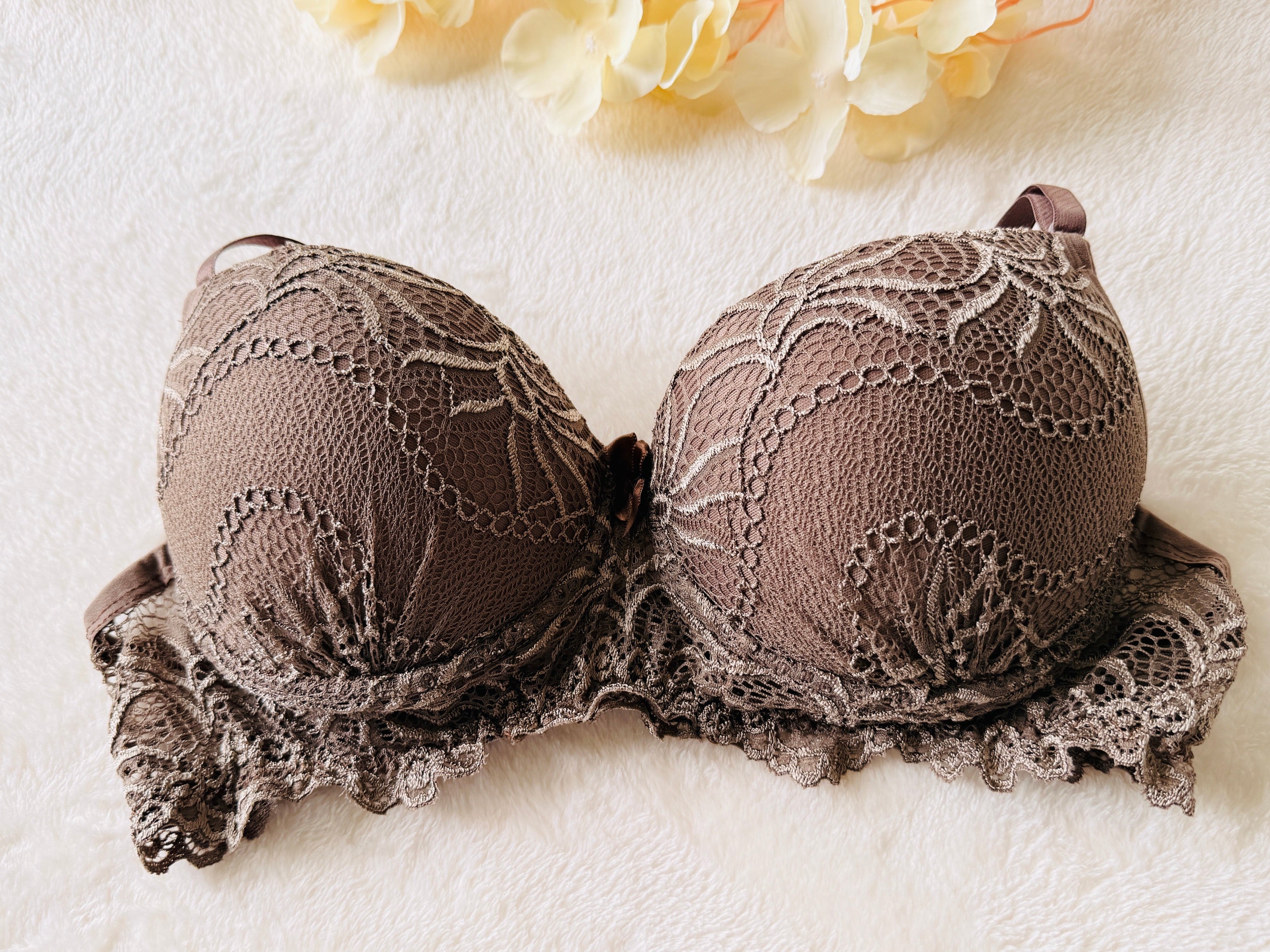 Vooraanzicht van de Olivia kanten bh in mokkabruin van Shonnie Collection met elegante bloemenkant, comfortabele ondersteuning en een luxe afwerking.