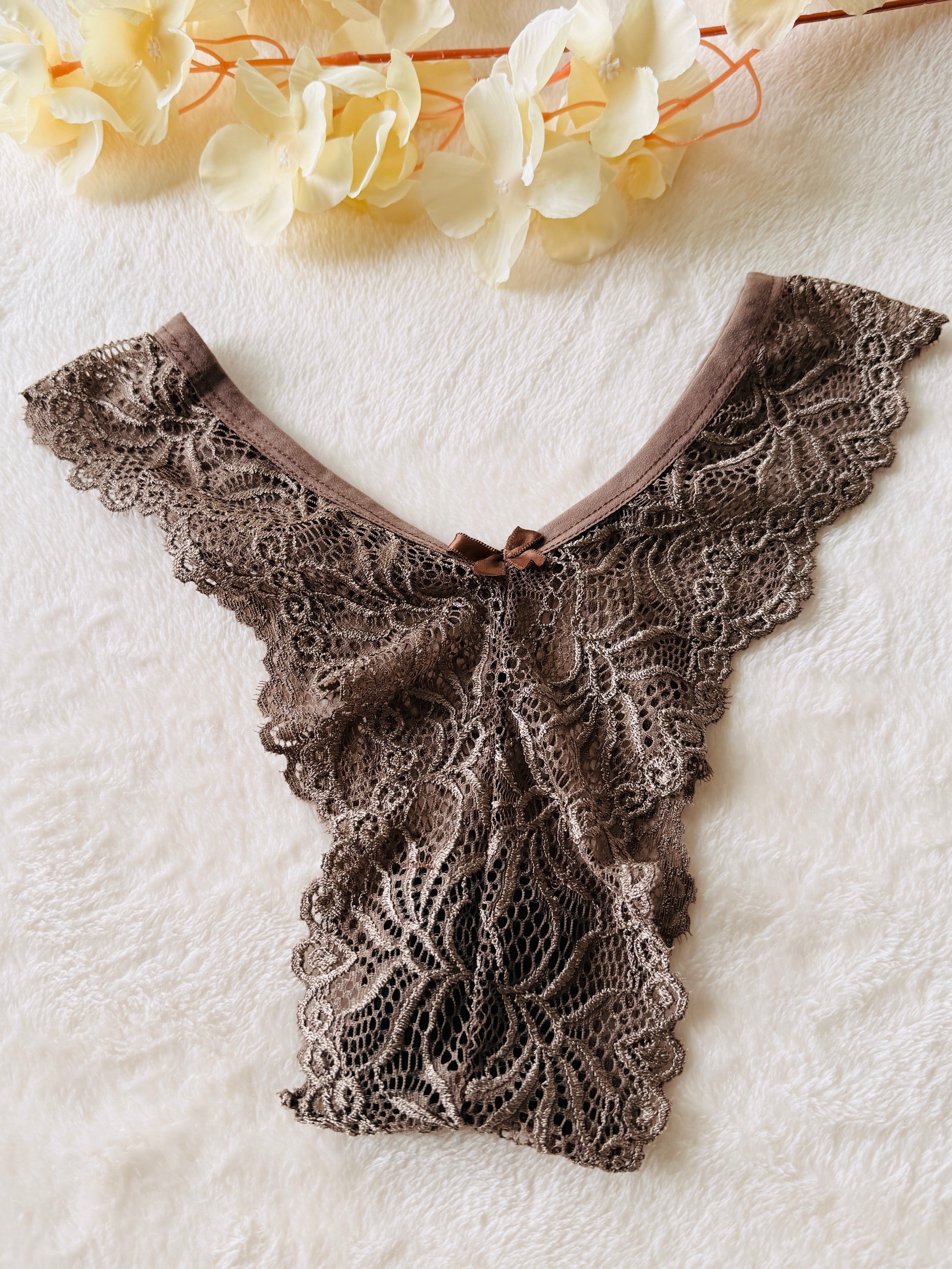 Vooraanzicht van de Olivia kanten damesslip in mokkabruin van Shonnie Collection met luxe kant, een flatterende pasvorm en premium afwerking.