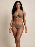 Model draagt de Olivia Lace Set in mocha brown van Shonnie Collection, met een voorgevormde kanten bh, een bijpassende slip en een elegante, comfortabele pasvorm die het vrouwelijke silhouet benadrukt.