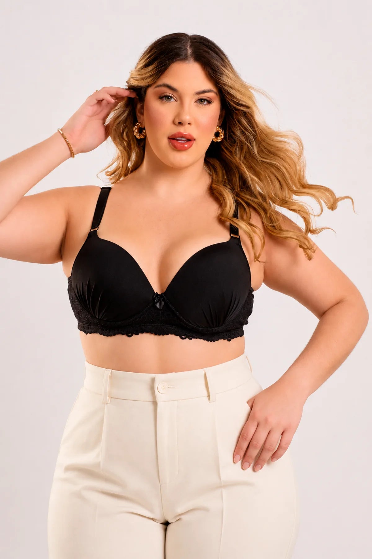 Penelope Lace Trim Bra – zwarte voorgevormde bh grote maten met kanten onderband, gedragen door model