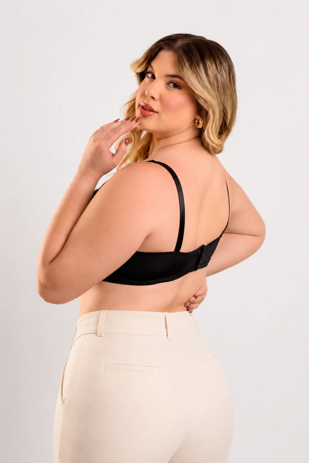 Penelope Lace Trim Bra – zwarte voorgevormde bh grote maten, zij- en achteraanzicht gedragen door model