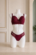 Valentina Lace Longline Set – bordeauxrode kanten lingerieset met voorgevormde bh op mannequin, vooraanzicht