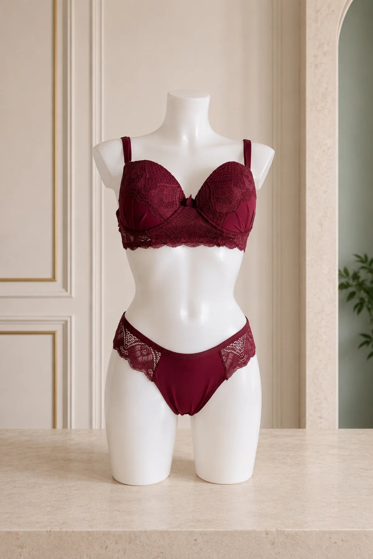 Valentina Lace Longline Set – bordeauxrode kanten lingerieset met voorgevormde bh op mannequin, vooraanzicht